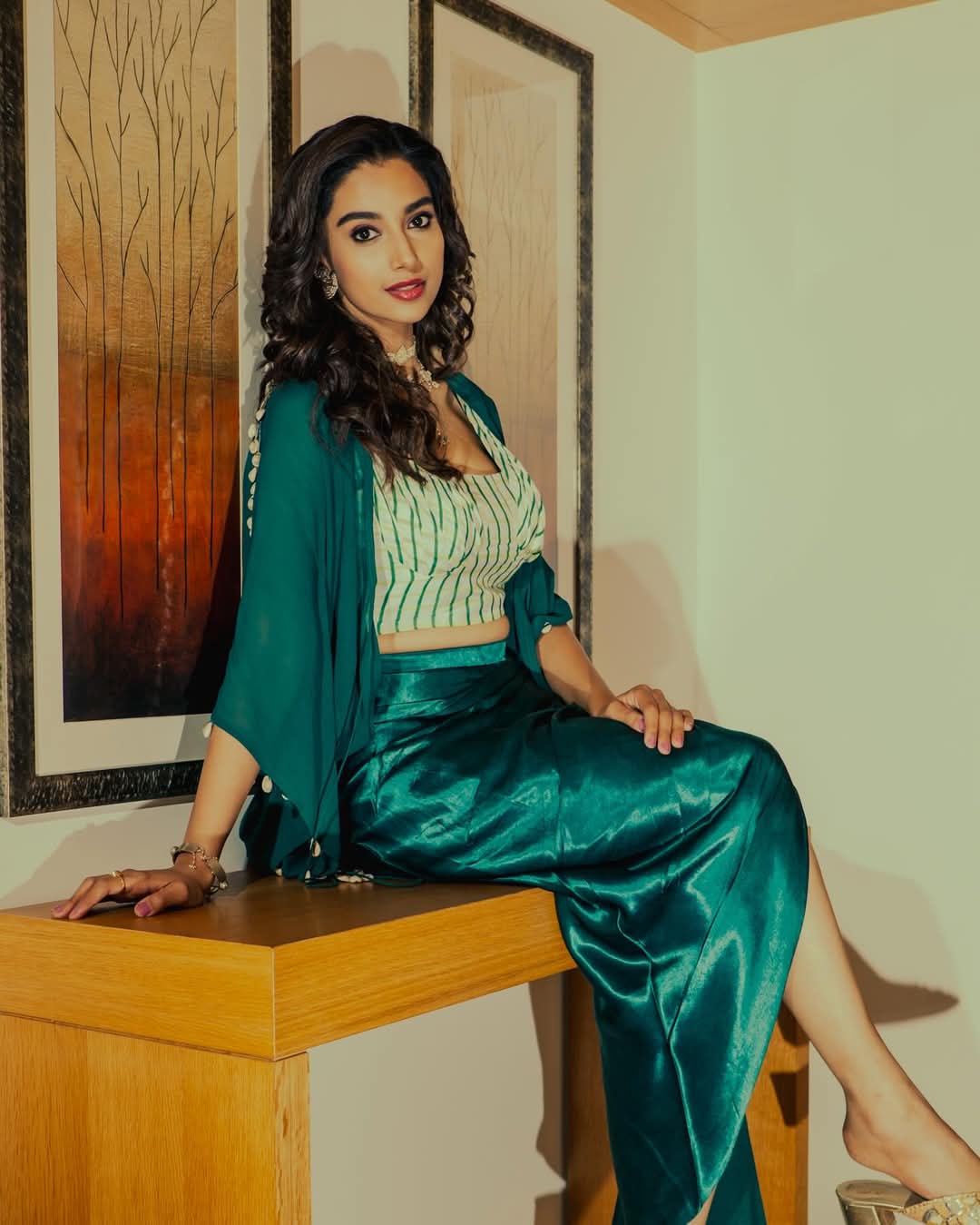 Meenakshi Chaudhary Actress Hot HD Photos Pics Gallery Telugu Tollywood Bollywood South Actress