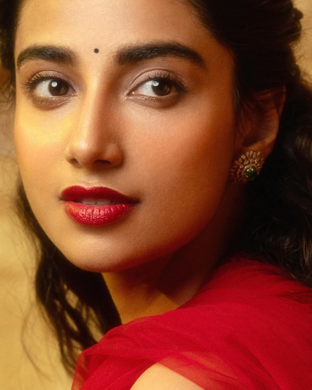 Meenakshi Chaudhary Actress Hot HD Photos Pics Gallery Telugu Tollywood Bollywood South Actress