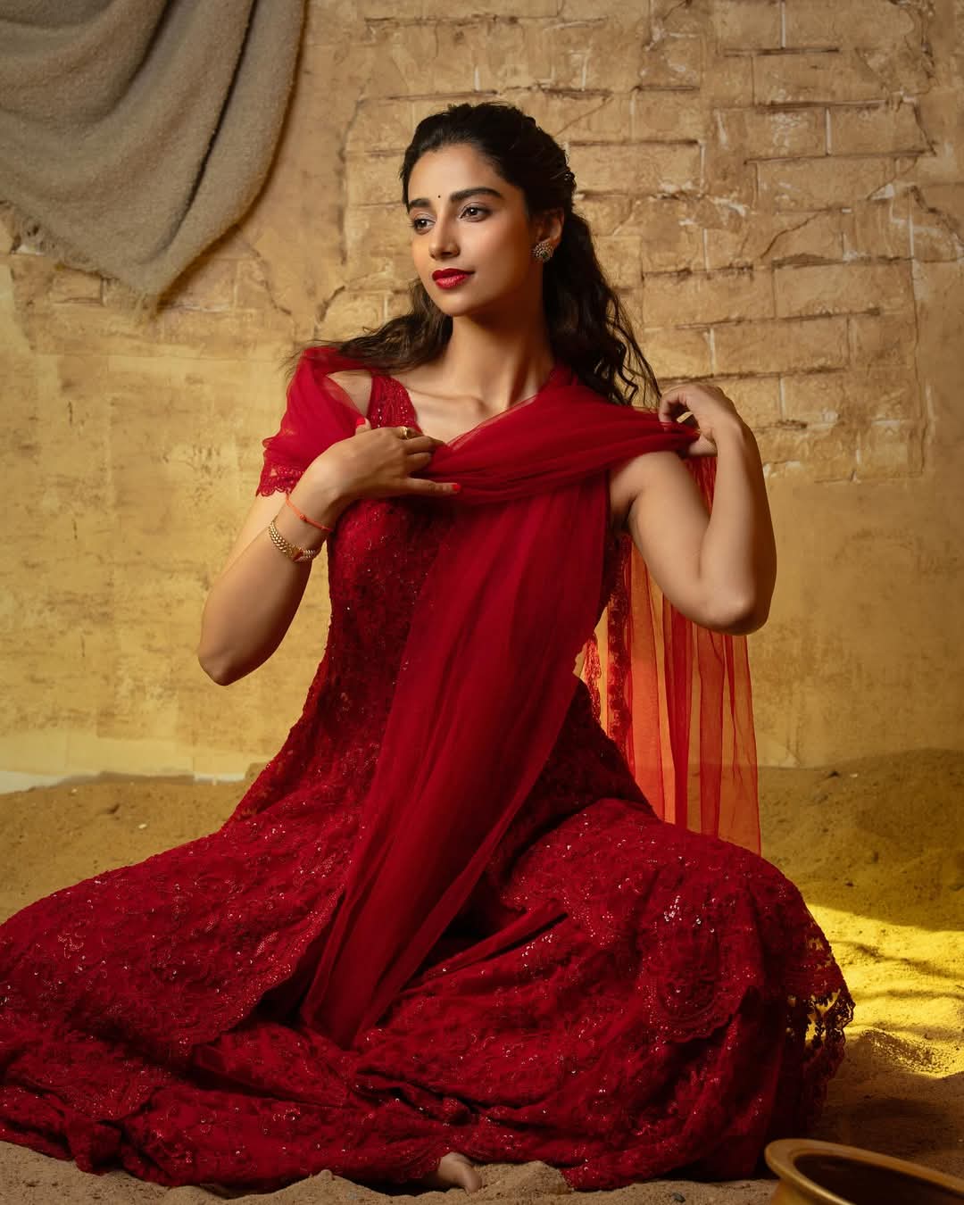 Meenakshi Chaudhary Actress Hot HD Photos Pics Gallery Telugu Tollywood Bollywood South Actress