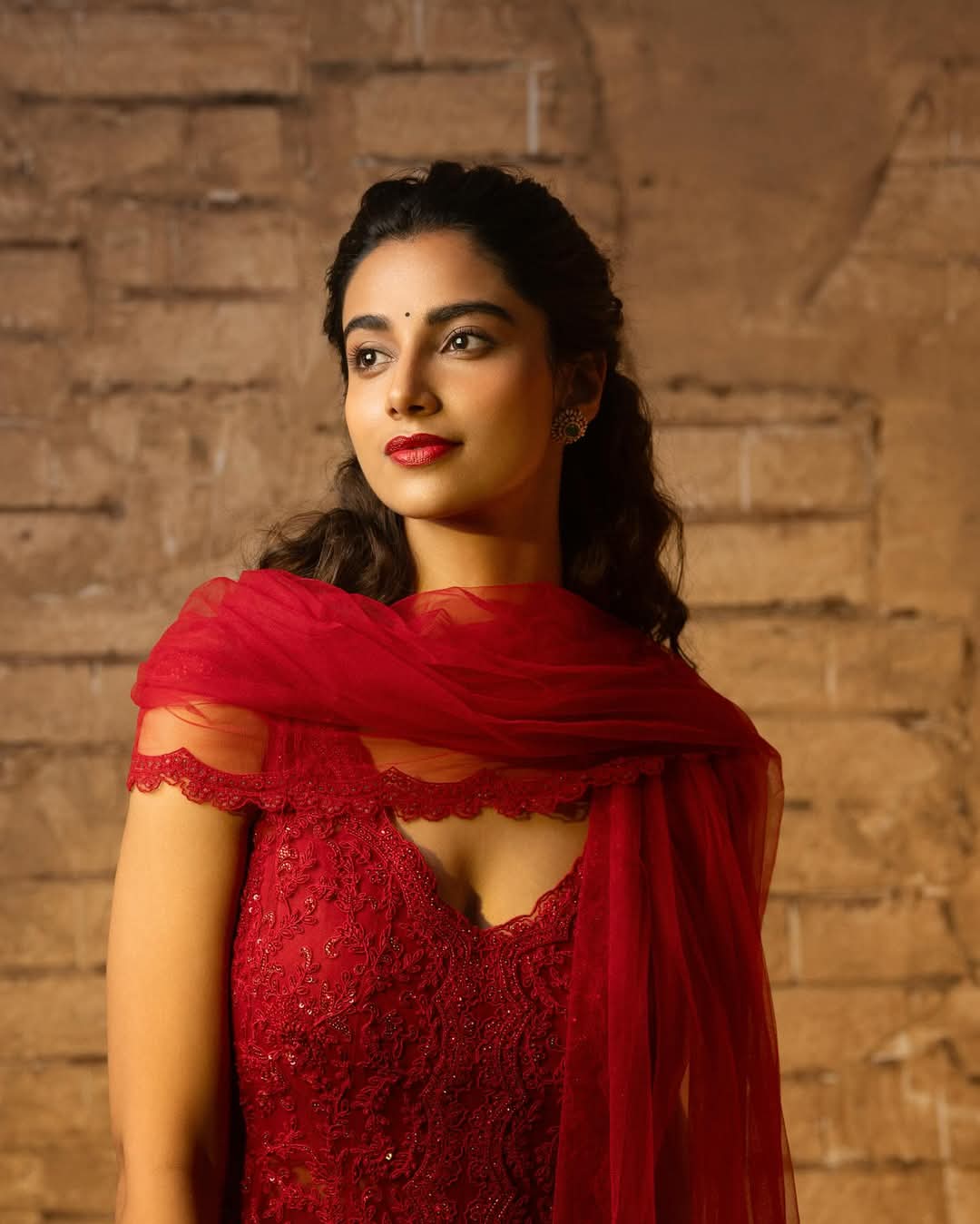Meenakshi Chaudhary Actress Hot HD Photos Pics Gallery Telugu Tollywood Bollywood South Actress