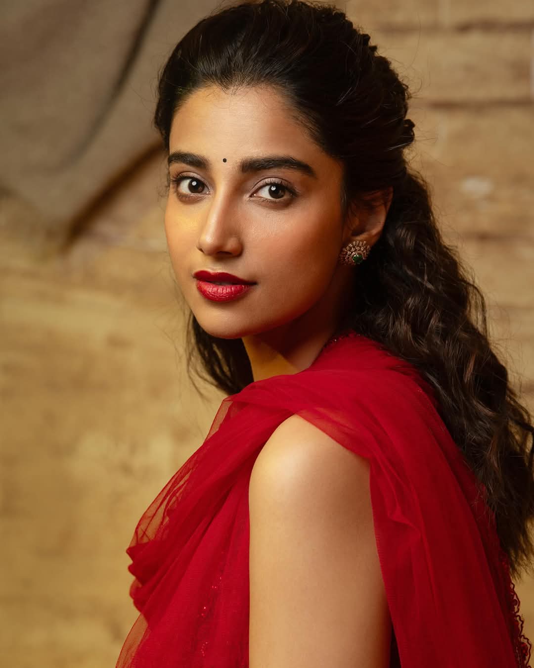 Meenakshi Chaudhary Actress Hot HD Photos Pics Gallery Telugu Tollywood Bollywood South Actress