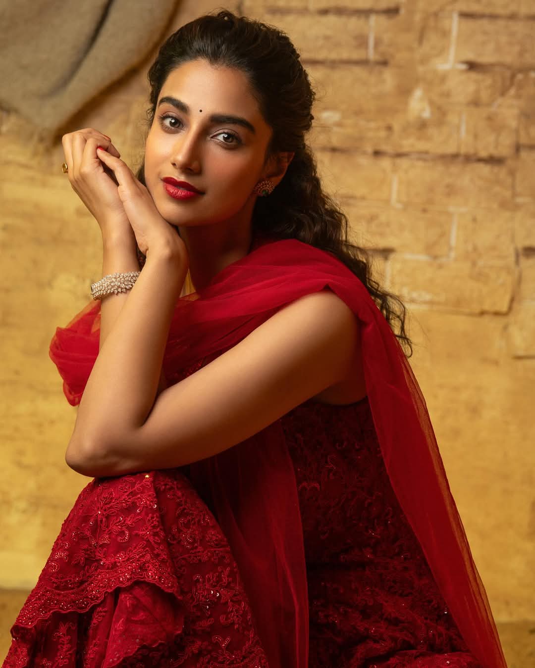 Meenakshi Chaudhary Actress Hot HD Photos Pics Gallery Telugu Tollywood Bollywood South Actress