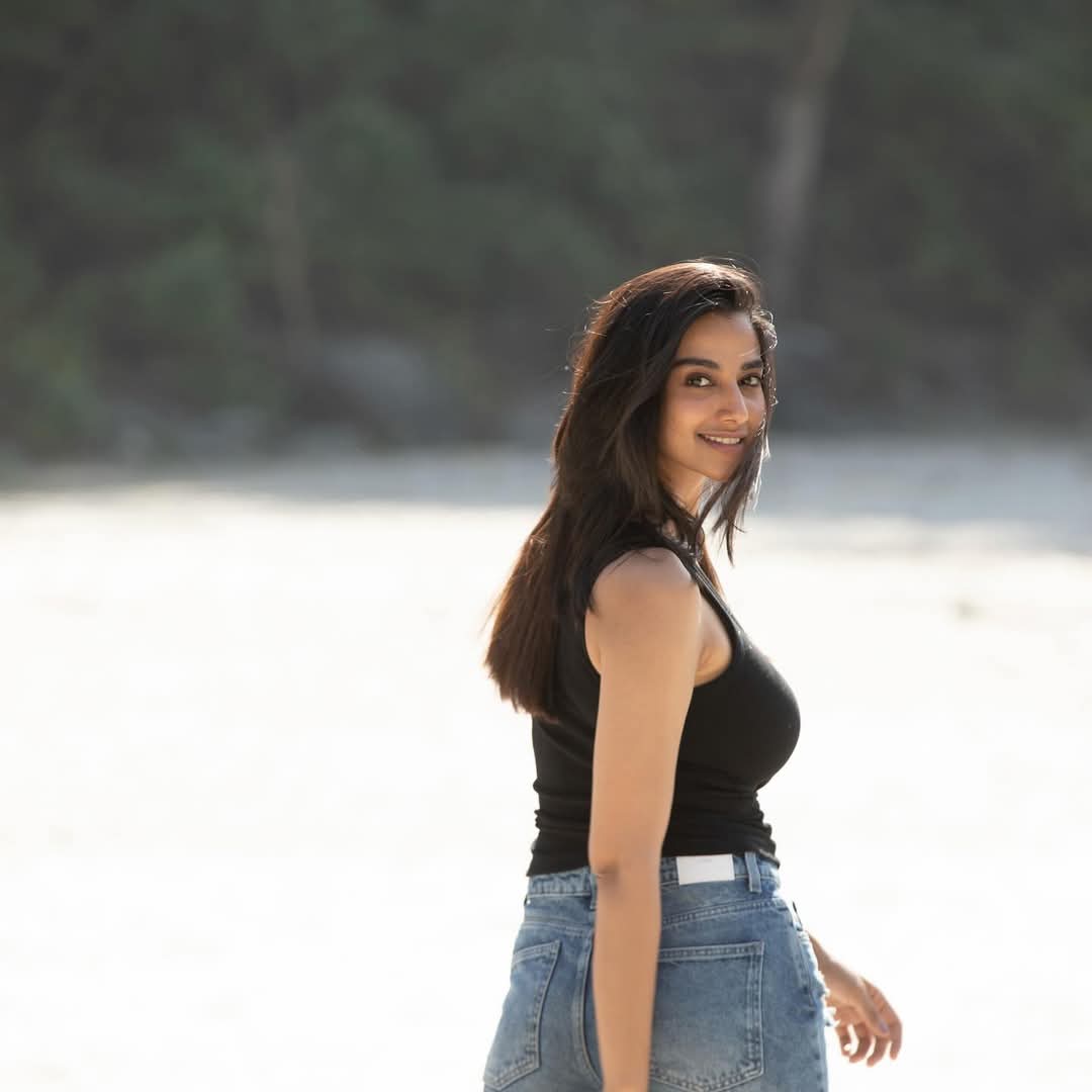 Meenakshi Chaudhary Actress Hot HD Photos Pics Gallery Telugu Tollywood Bollywood South Actress