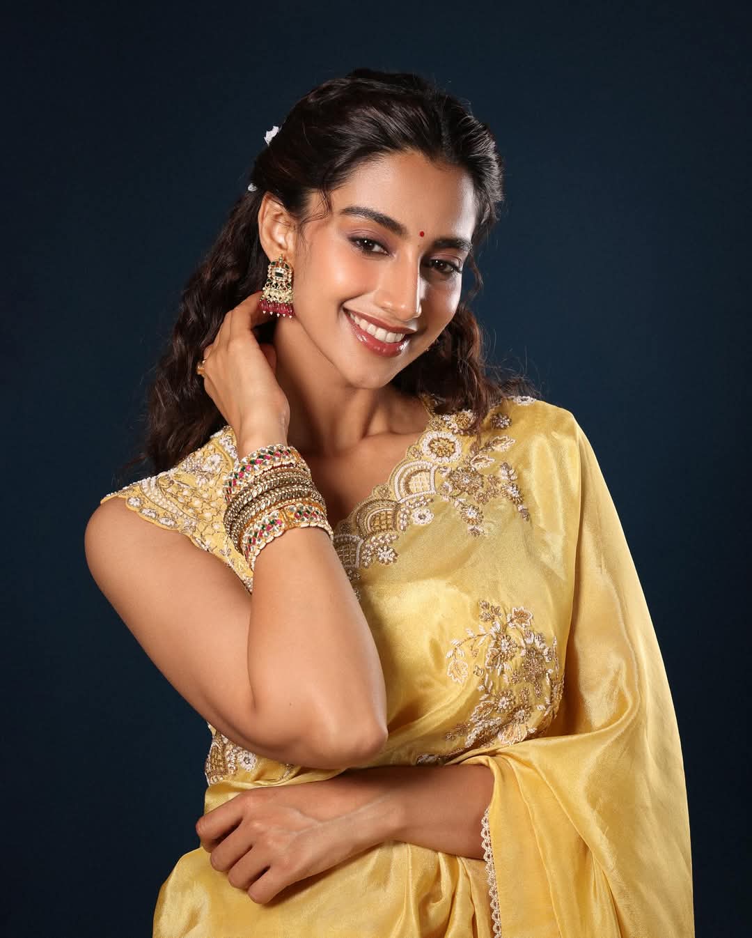 Meenakshi Chaudhary Actress Hot HD Photos Pics Gallery Telugu Tollywood Bollywood South Actress
