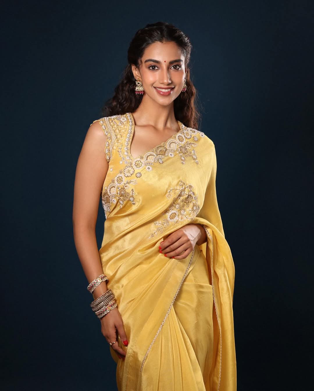 Meenakshi Chaudhary Actress Hot HD Photos Pics Gallery Telugu Tollywood Bollywood South Actress