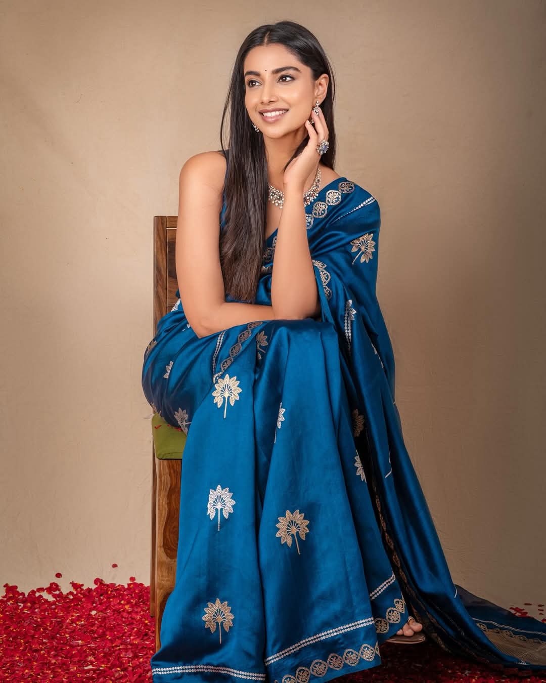 Meenakshi Chaudhary Actress Hot HD Photos Pics Gallery Telugu Tollywood Bollywood South Actress