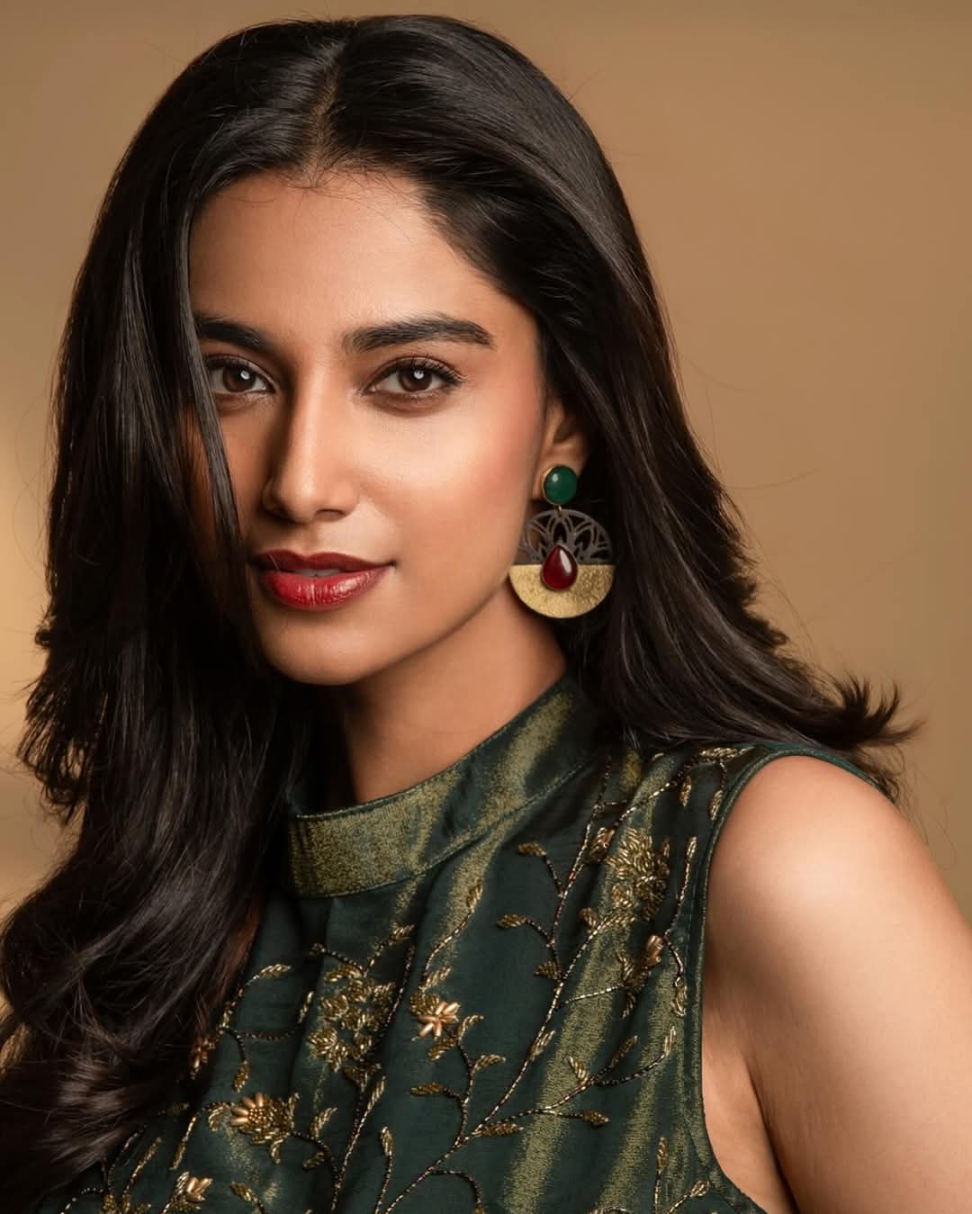 Meenakshi Chaudhary Actress Hot HD Photos Pics Gallery Telugu Tollywood Bollywood South Actress
