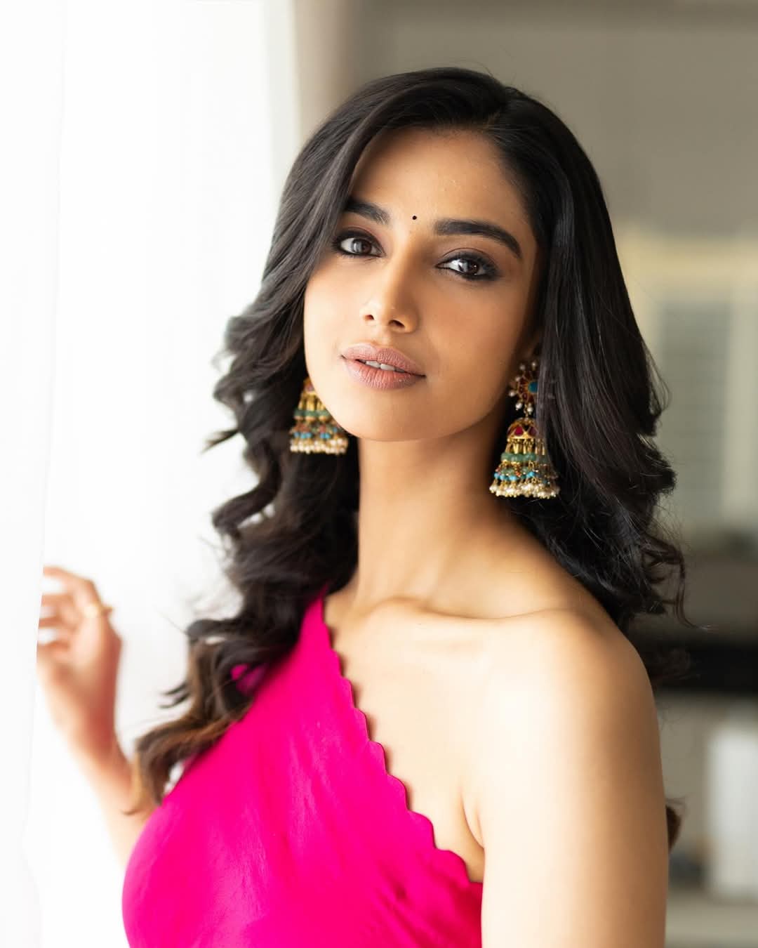 Meenakshi Chaudhary Actress Hot HD Photos Pics Gallery Telugu Tollywood Bollywood South Actress