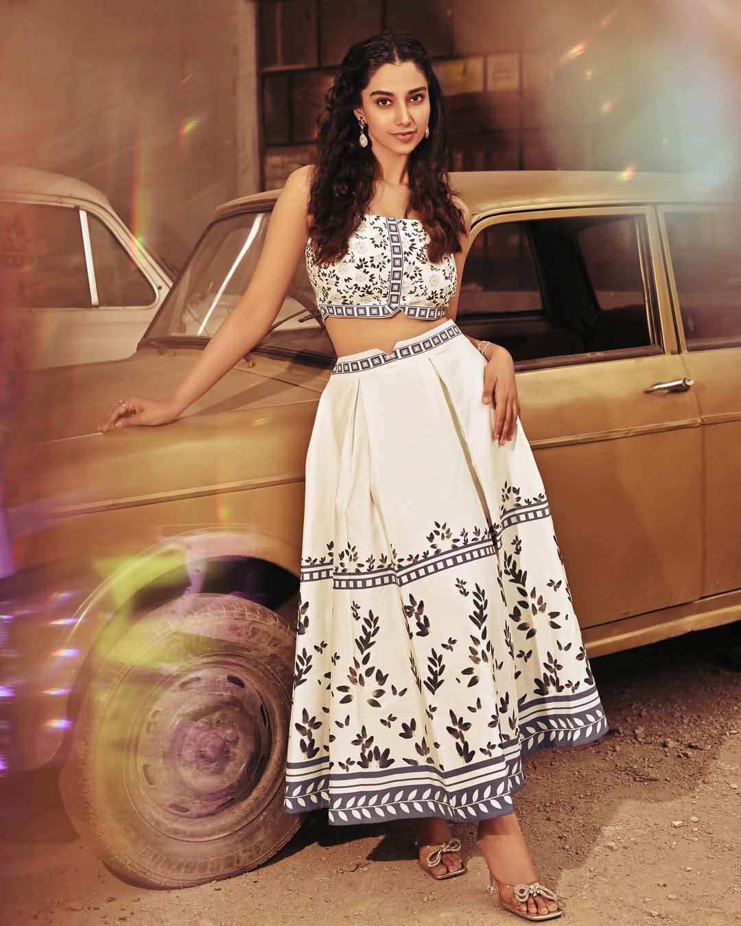 Meenakshi Chaudhary Actress Hot HD Photos Pics Gallery Telugu Tollywood Bollywood South Actress