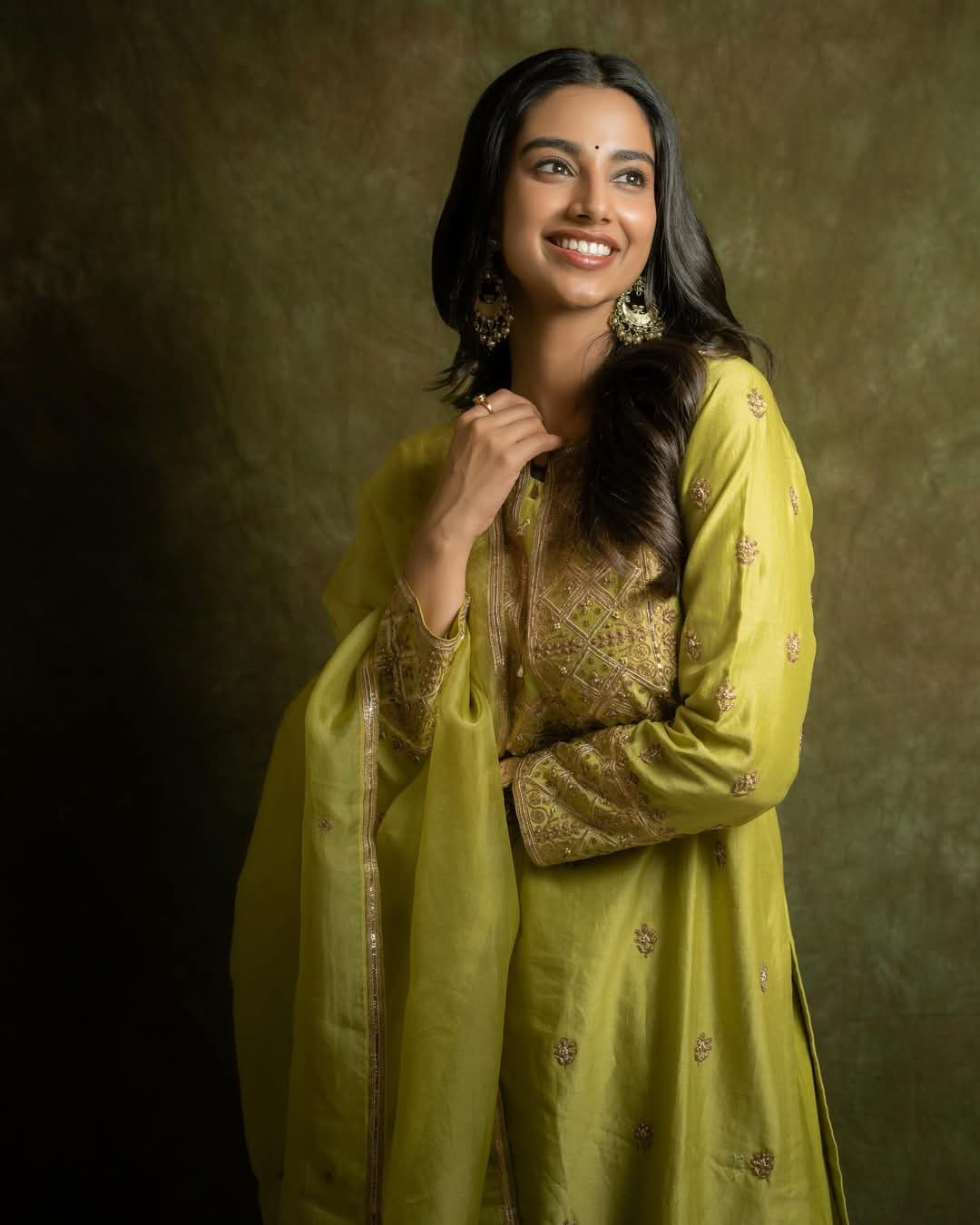 Meenakshi Chaudhary Actress Hot HD Photos Pics Gallery Telugu Tollywood Bollywood South Actress