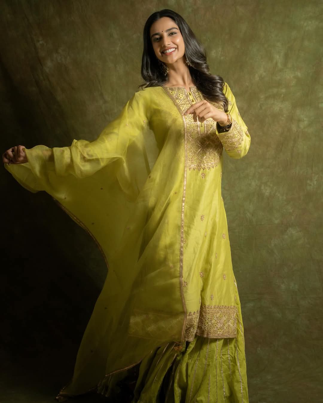 Meenakshi Chaudhary Actress Hot HD Photos Pics Gallery Telugu Tollywood Bollywood South Actress