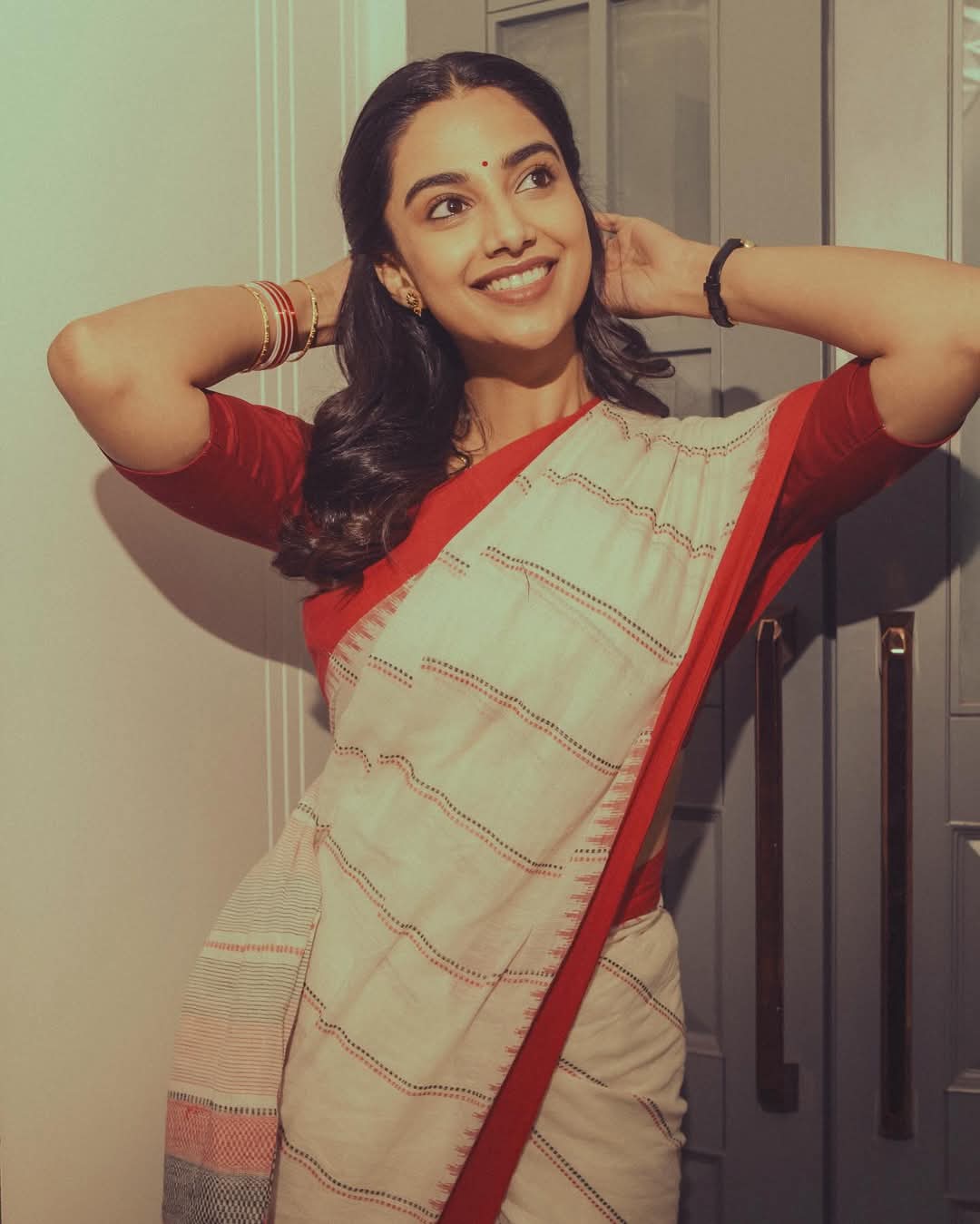 Meenakshi Chaudhary Actress Hot HD Photos Pics Gallery Telugu Tollywood Bollywood South Actress