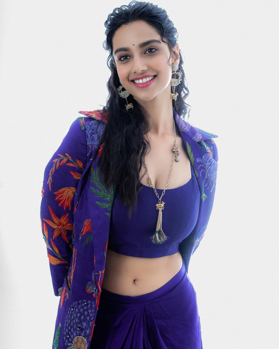 Meenakshi Chaudhary Actress Hot HD Photos Pics Gallery Telugu Tollywood Bollywood South Actress
