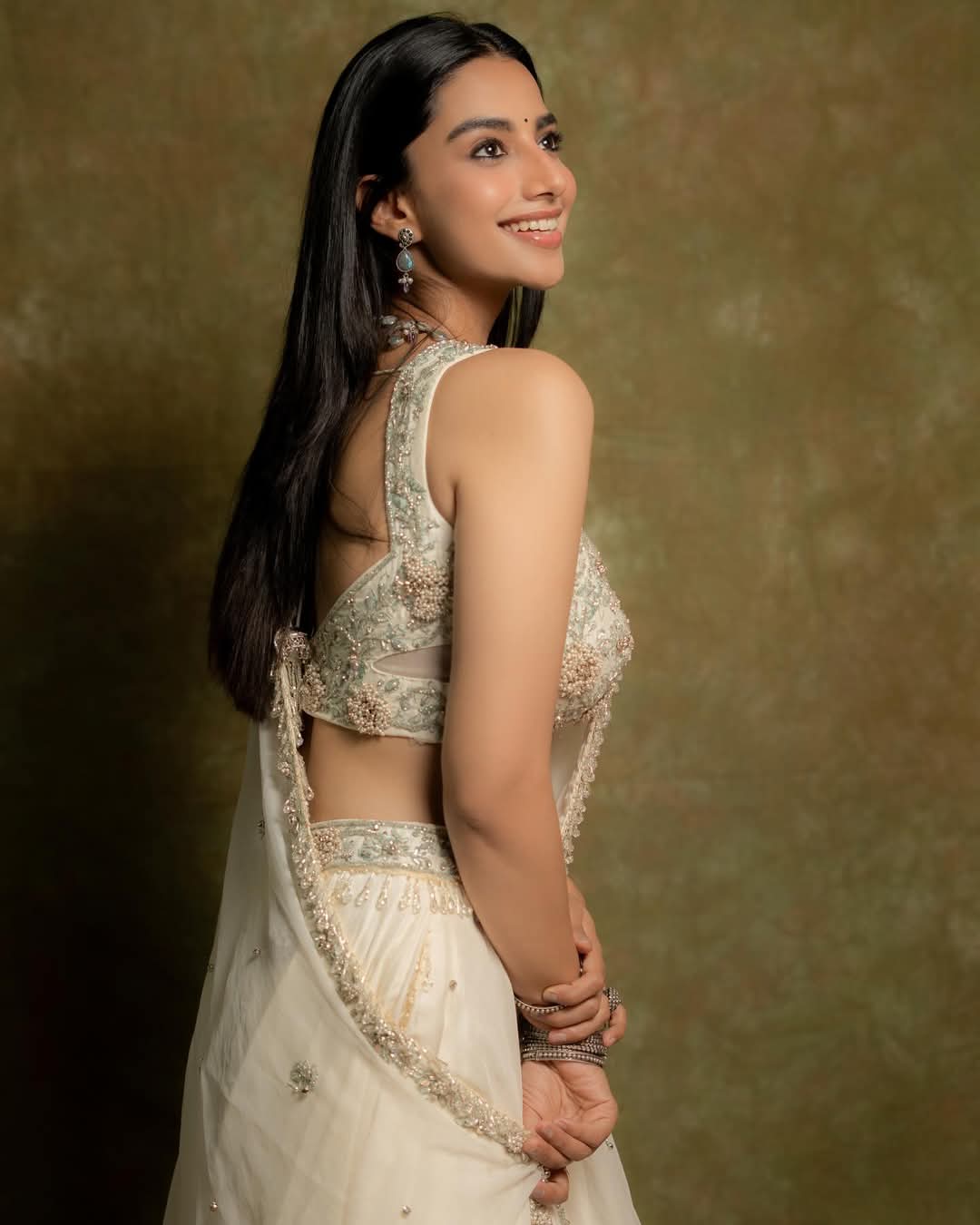Meenakshi Chaudhary Actress Hot HD Photos Pics Gallery Telugu Tollywood Bollywood South Actress