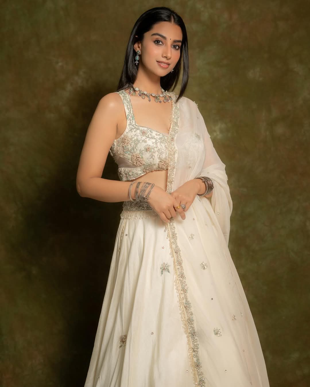 Meenakshi Chaudhary Actress Hot HD Photos Pics Gallery Telugu Tollywood Bollywood South Actress