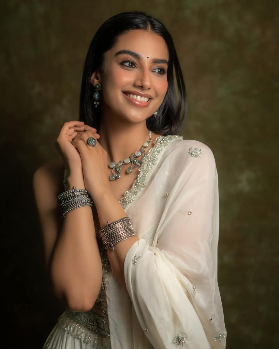 Meenakshi Chaudhary Actress Hot HD Photos Pics Gallery Telugu Tollywood Bollywood South Actress