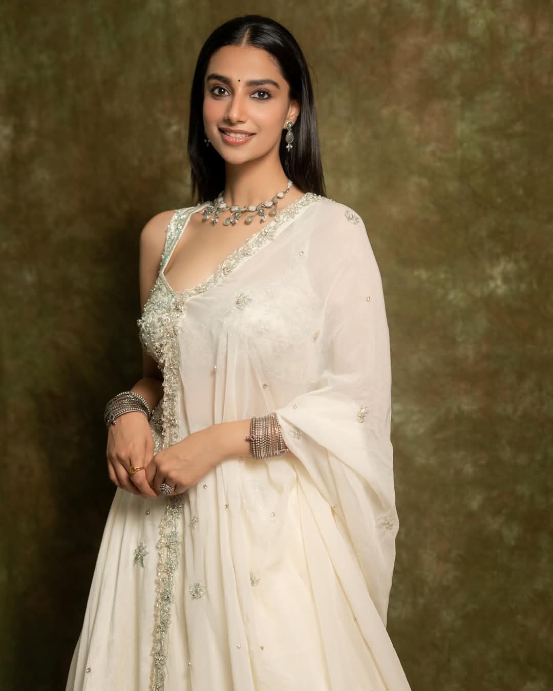 Meenakshi Chaudhary Actress Hot HD Photos Pics Gallery Telugu Tollywood Bollywood South Actress