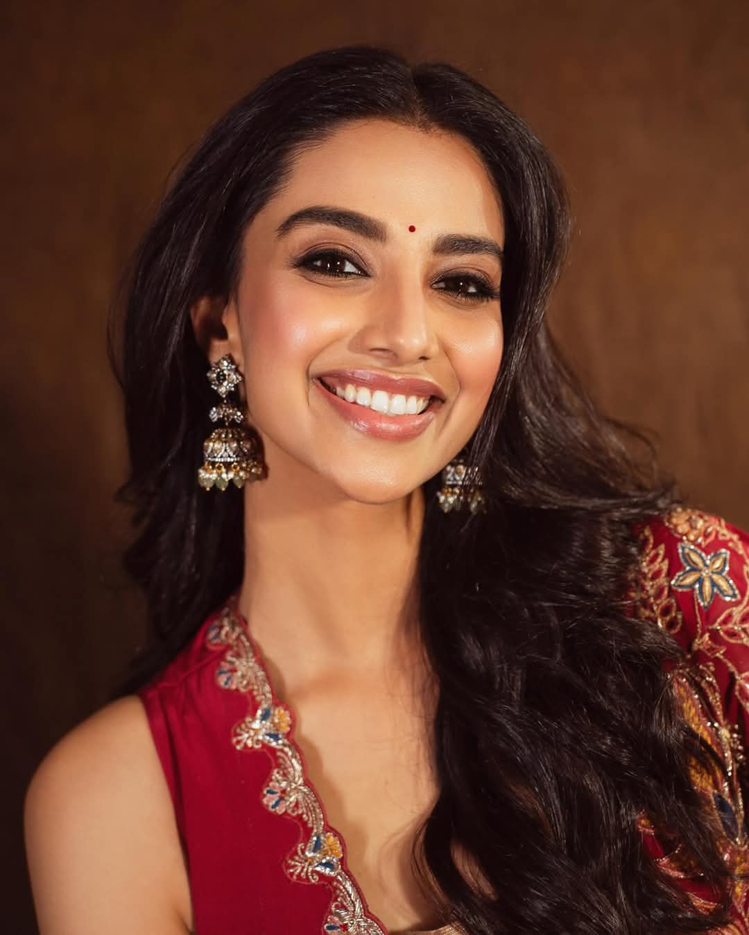 Meenakshi Chaudhary Actress Hot HD Photos Pics Gallery Telugu Tollywood Bollywood South Actress