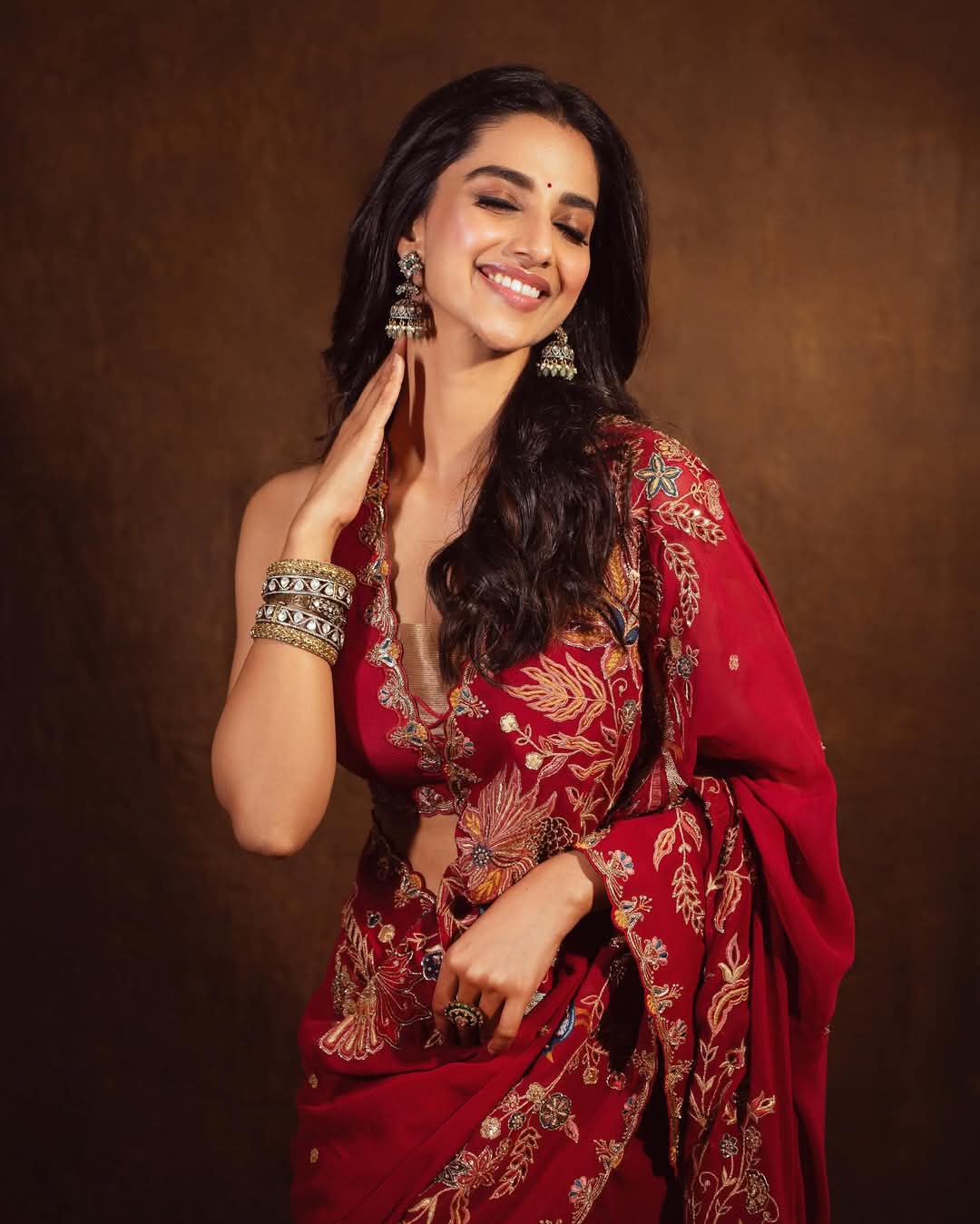 Meenakshi Chaudhary Actress Hot HD Photos Pics Gallery Telugu Tollywood Bollywood South Actress