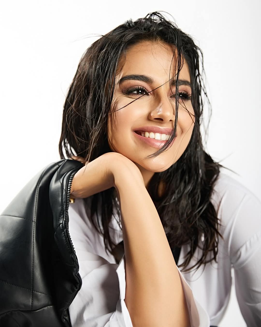 Meenakshi Chaudhary Actress Hot HD Photos Pics Gallery Telugu Tollywood Bollywood South Actress