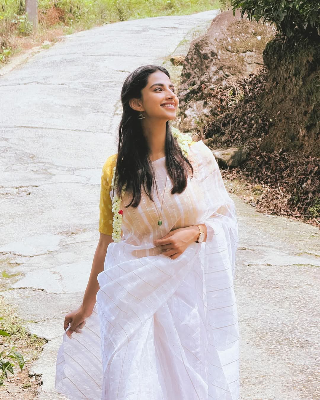 Meenakshi Chaudhary Actress Hot HD Photos Pics Gallery Telugu Tollywood Bollywood South Actress