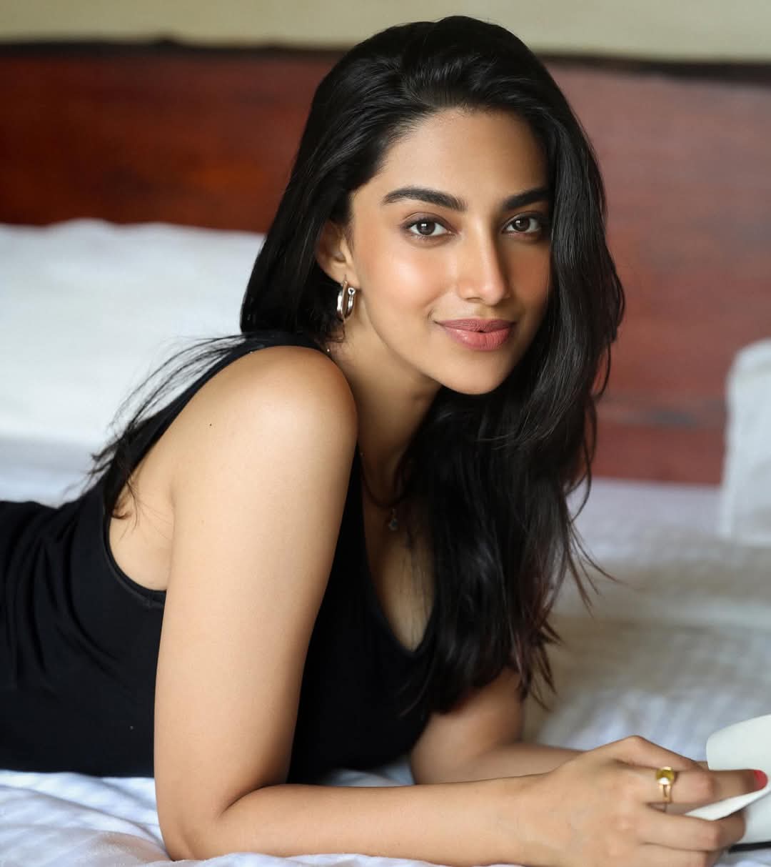 Meenakshi Chaudhary Actress Hot HD Photos Pics Gallery Telugu Tollywood Bollywood South Actress