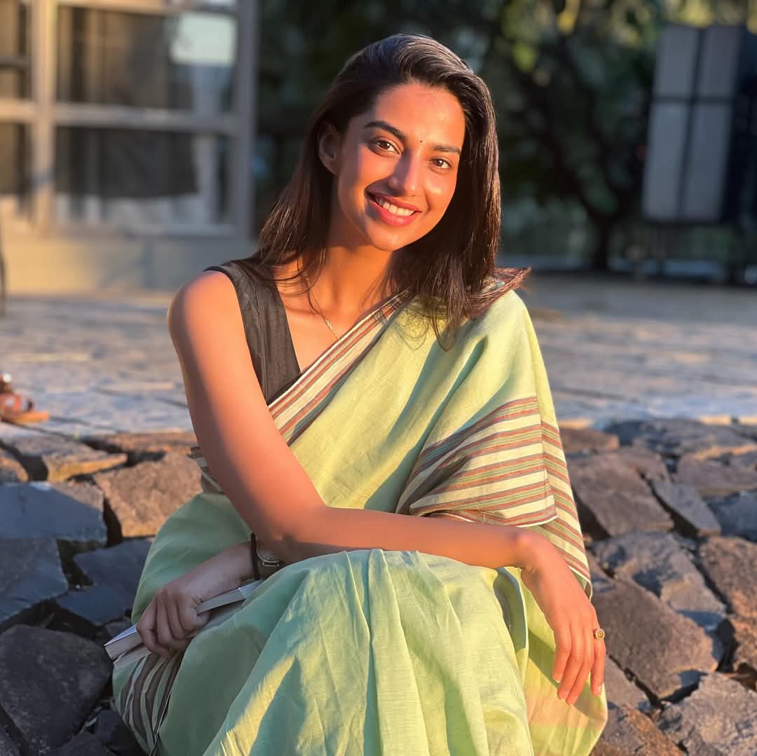 Meenakshi Chaudhary Actress Hot HD Photos Pics Gallery Telugu Tollywood Bollywood South Actress
