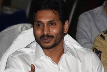సీఎం జగన్‌కు హైకోర్టు భారీ జలక్, జీవోలు రద్దు.