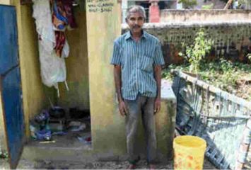 Man Liveing in Toilet: ఇళ్లు లేకపోవడంతో టాయెలెట్‌లే వారికి నివాసాలయ్యాయి 