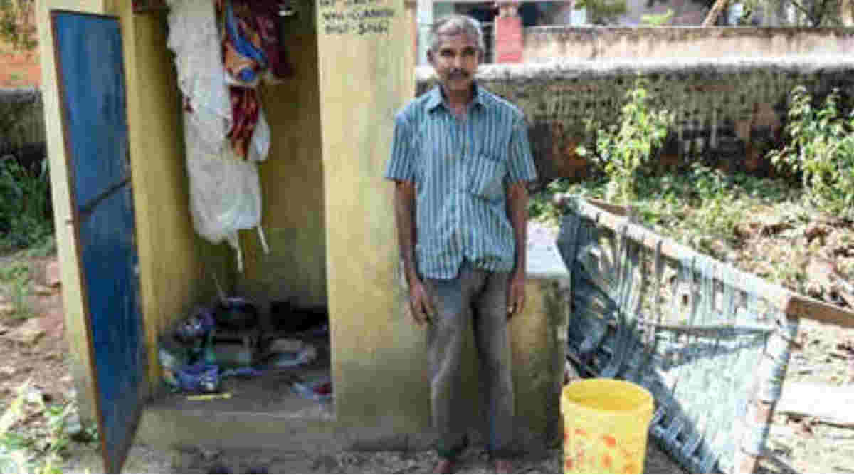Man Liveing in Toilet: ఇళ్లు లేకపోవడంతో టాయెలెట్‌లే వారికి నివాసాలయ్యాయి 