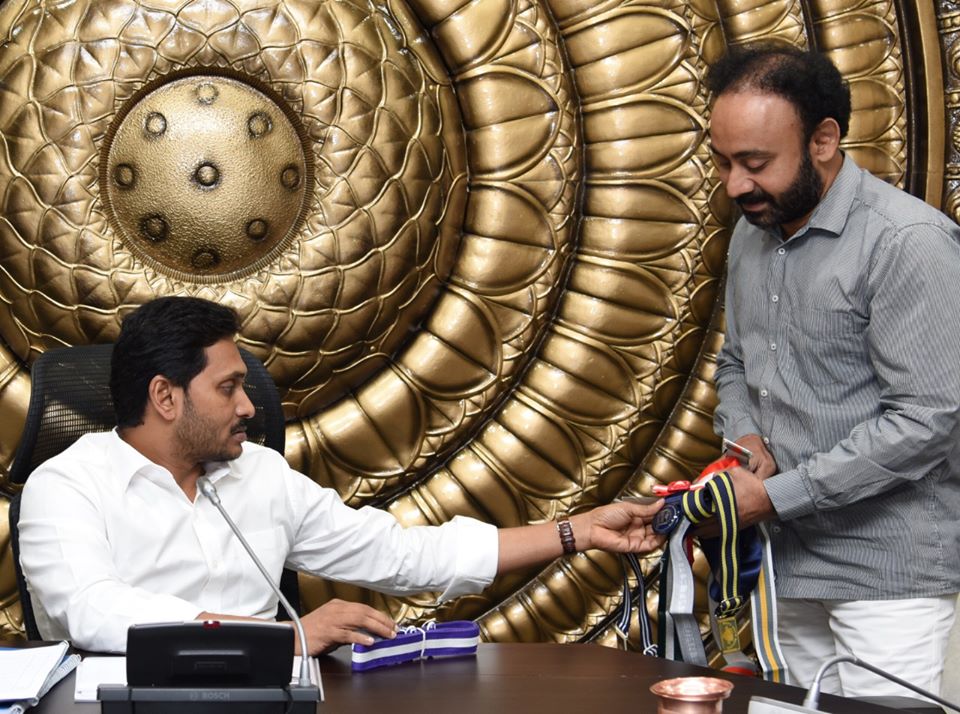 jagan mohan reddy inspecting school kit