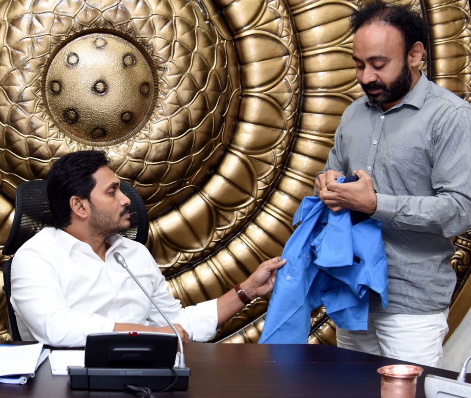 jagan mohan reddy inspecting school kit