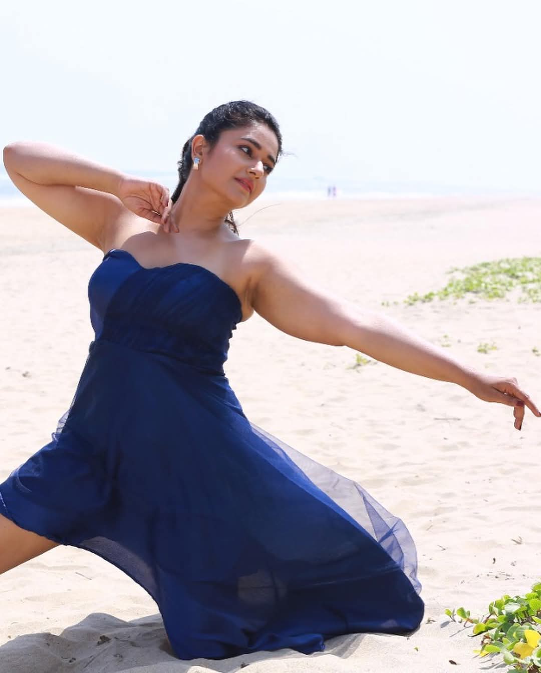 Poonam Bajwa Actress Hot HD Photos Pics Gallery Telugu Mallu Tollywood Bollywood South Actress