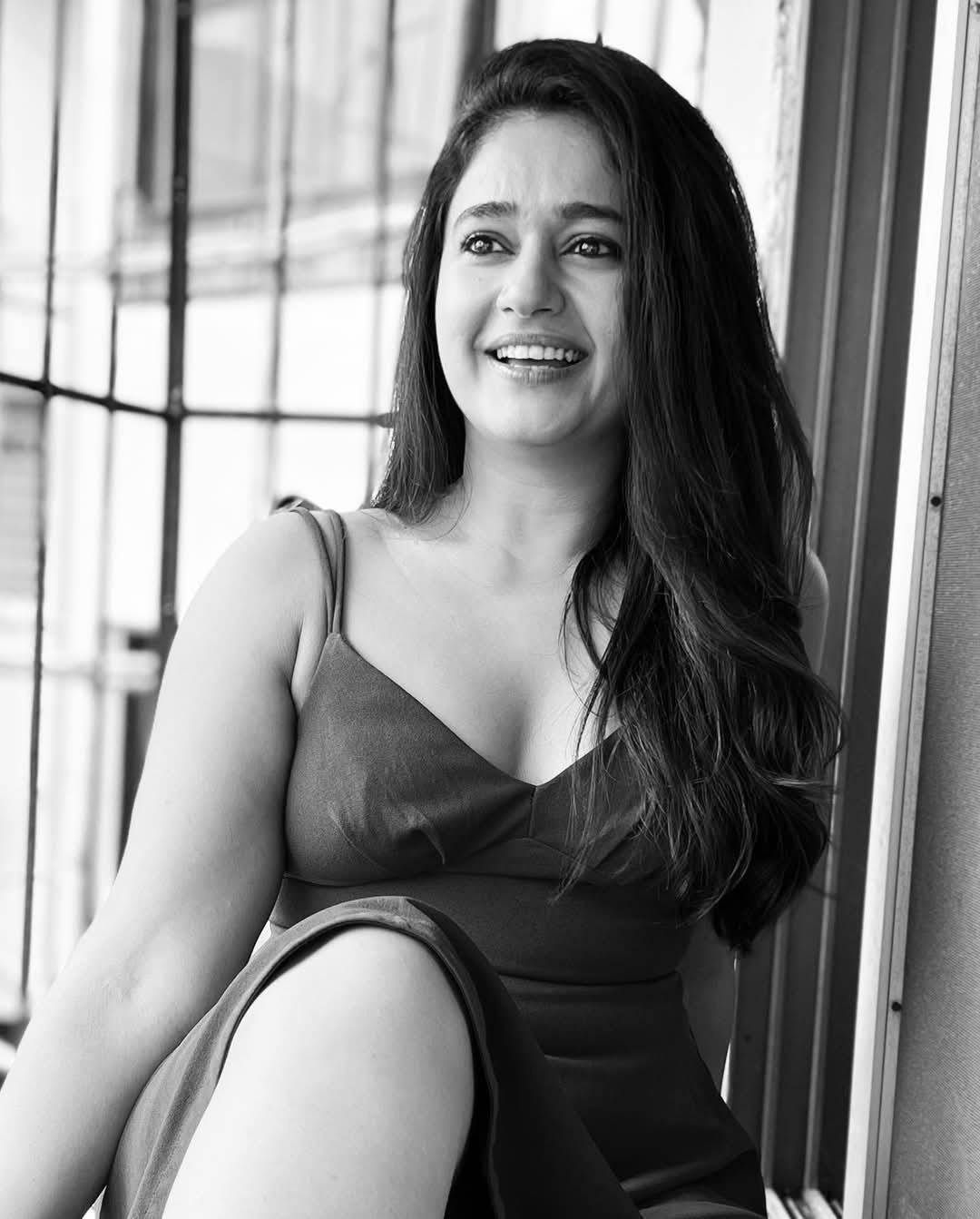 Poonam Bajwa Actress Hot HD Photos Pics Gallery Telugu Mallu Tollywood Bollywood South Actress