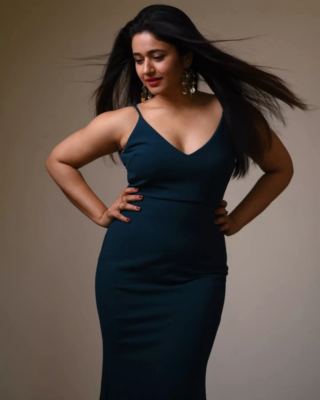 Poonam Bajwa Actress Hot HD Photos Pics Gallery Telugu Mallu Tollywood Bollywood South Actress