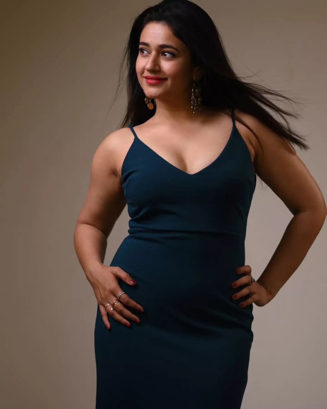 Poonam Bajwa Actress Hot HD Photos Pics Gallery Telugu Mallu Tollywood Bollywood South Actress