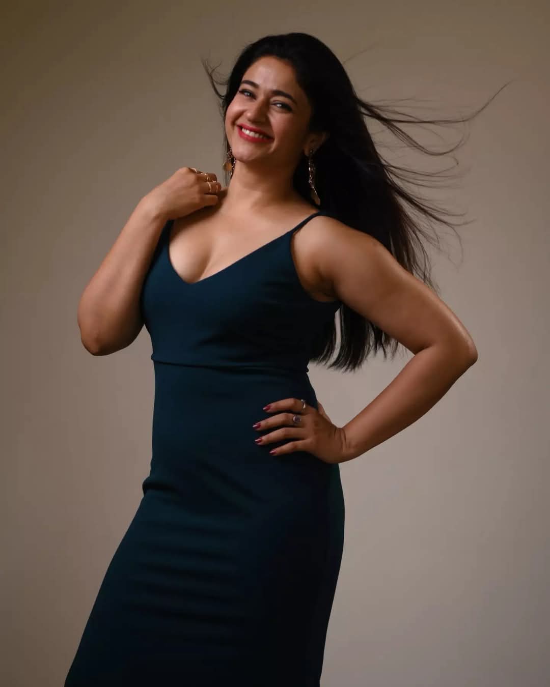 Poonam Bajwa Actress Hot HD Photos Pics Gallery Telugu Mallu Tollywood Bollywood South Actress