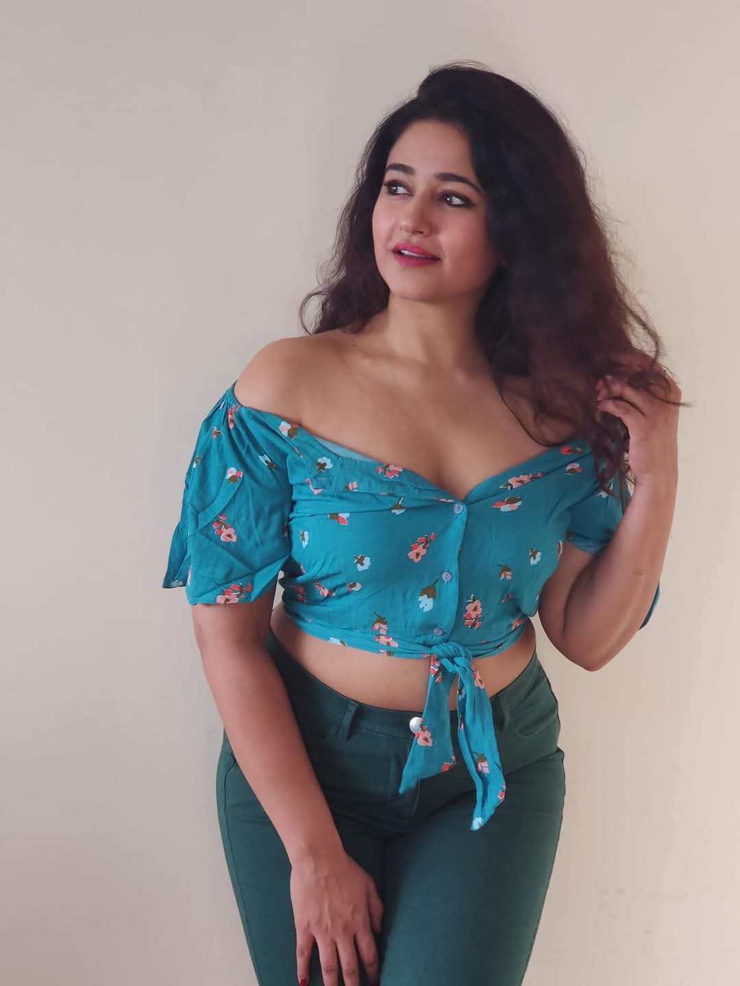 Poonam Bajwa Actress Hot HD Photos Pics Gallery Telugu Mallu Tollywood Bollywood South Actress