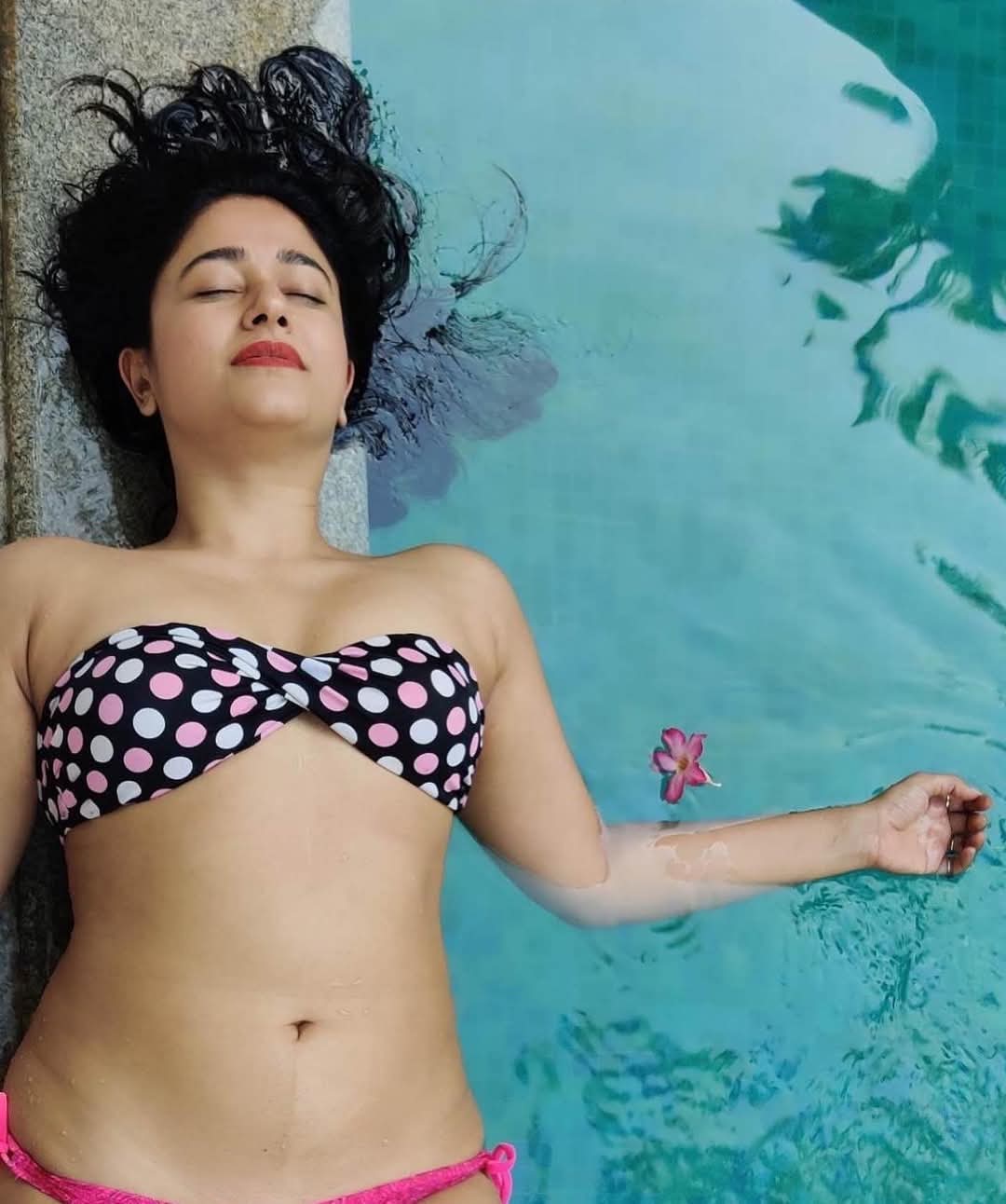 Poonam Bajwa Actress Hot HD Photos Pics Gallery Telugu Mallu Tollywood Bollywood South Actress