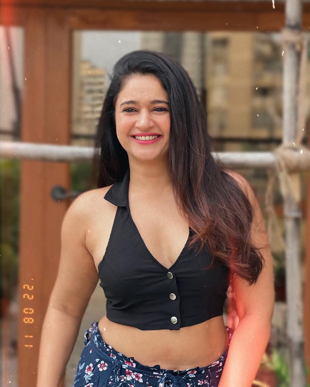 Poonam Bajwa Actress Hot HD Photos Pics Gallery Telugu Mallu Tollywood Bollywood South Actress