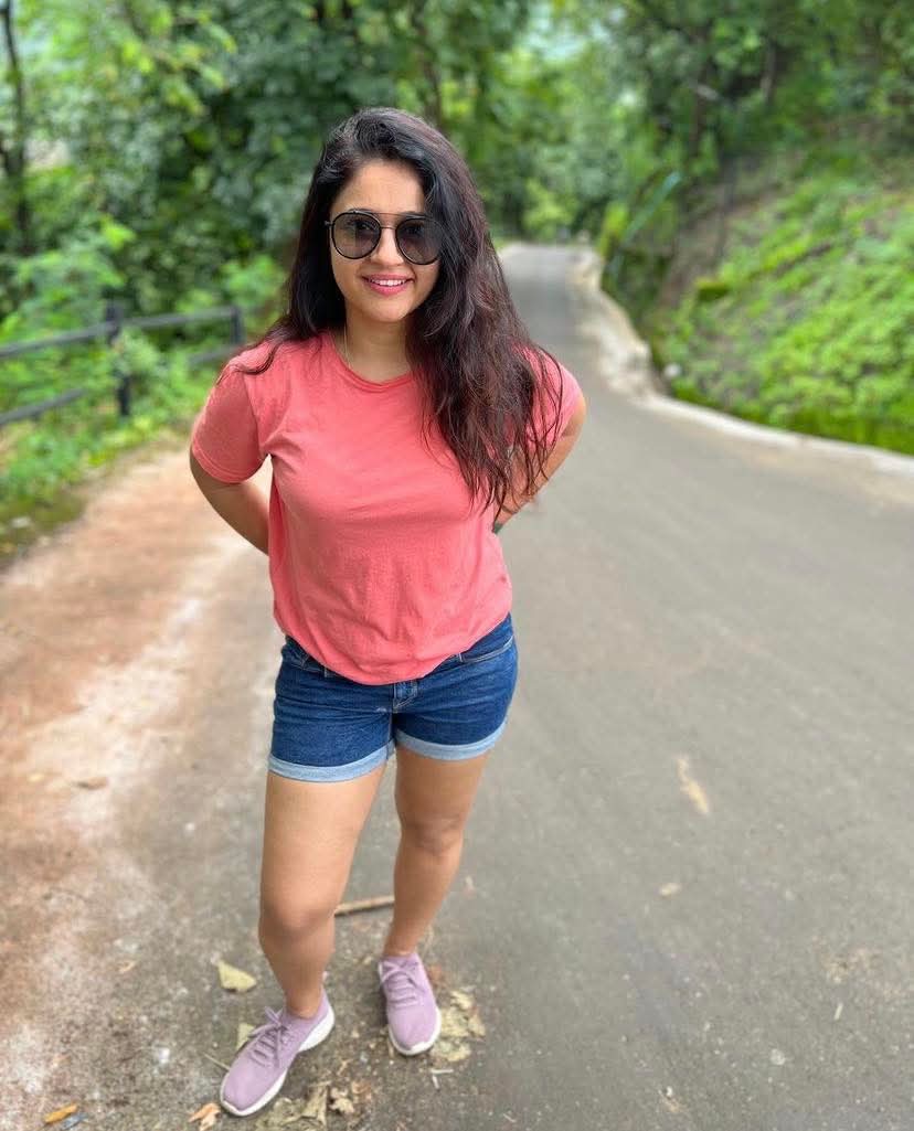 Poonam Bajwa Actress Hot HD Photos Pics Gallery Telugu Mallu Tollywood Bollywood South Actress