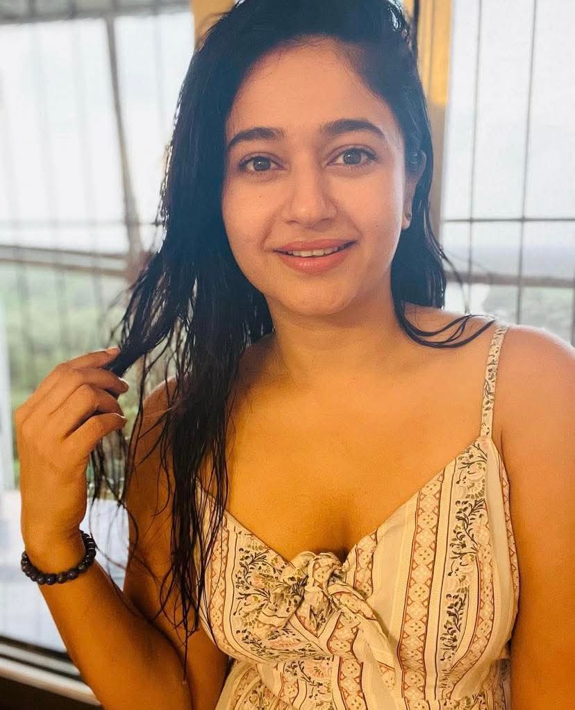 Poonam Bajwa Actress Hot HD Photos Pics Gallery Telugu Mallu Tollywood Bollywood South Actress