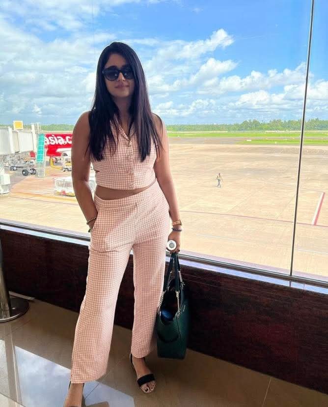 Poonam Bajwa Actress Hot HD Photos Pics Gallery Telugu Mallu Tollywood Bollywood South Actress