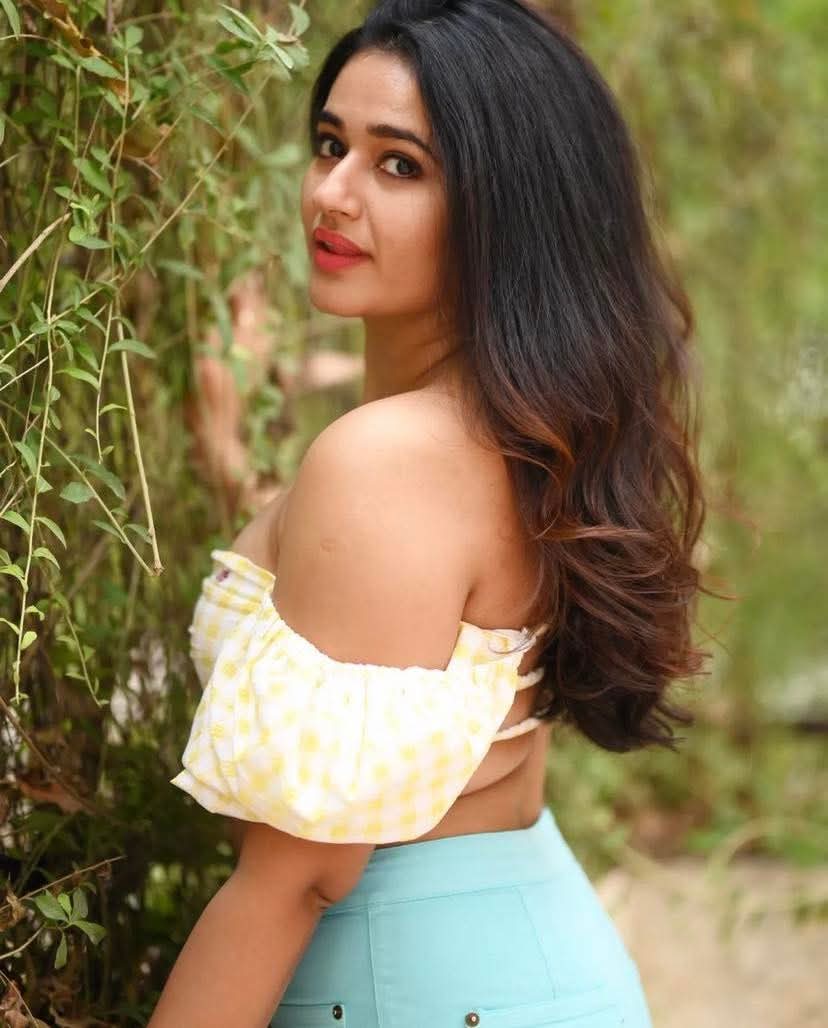 Poonam Bajwa Actress Hot HD Photos Pics Gallery Telugu Mallu Tollywood Bollywood South Actress