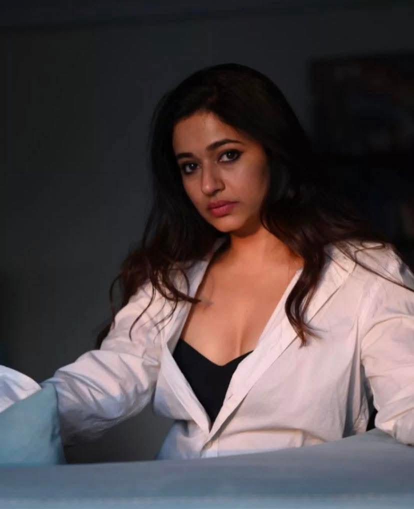 Poonam Bajwa Actress Hot HD Photos Pics Gallery Telugu Mallu Tollywood Bollywood South Actress