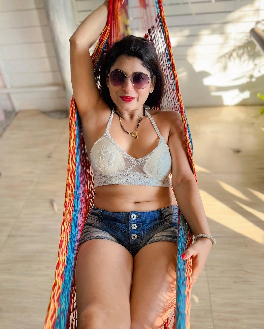 Renu Aunty Hot HD Photos Pics Gallery Telugu Mallu Tollywood Bollywood South Actress - Gallery 2