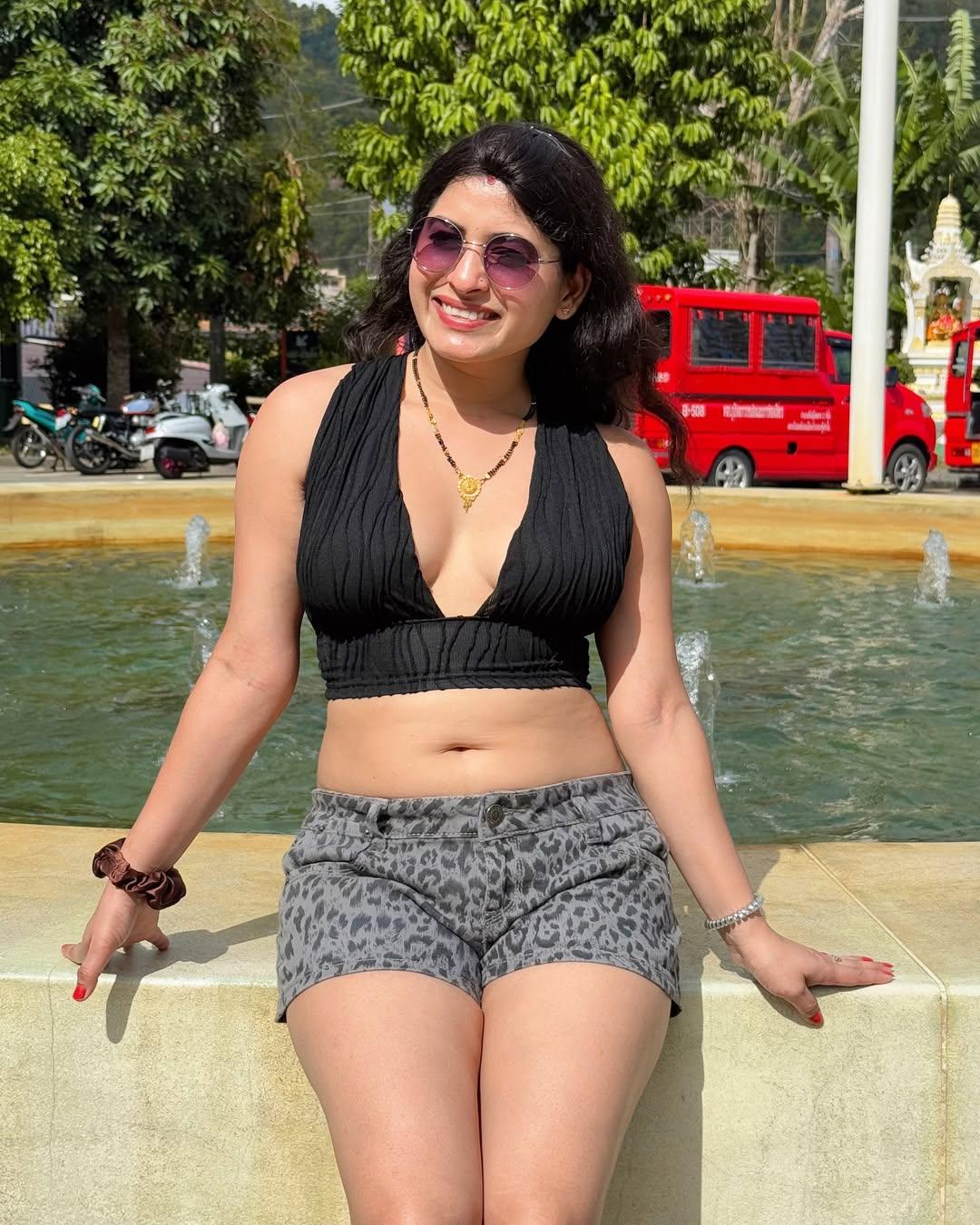 Renu Aunty Hot HD Photos Pics Gallery Telugu Mallu Tollywood Bollywood South Actress - Gallery 2
