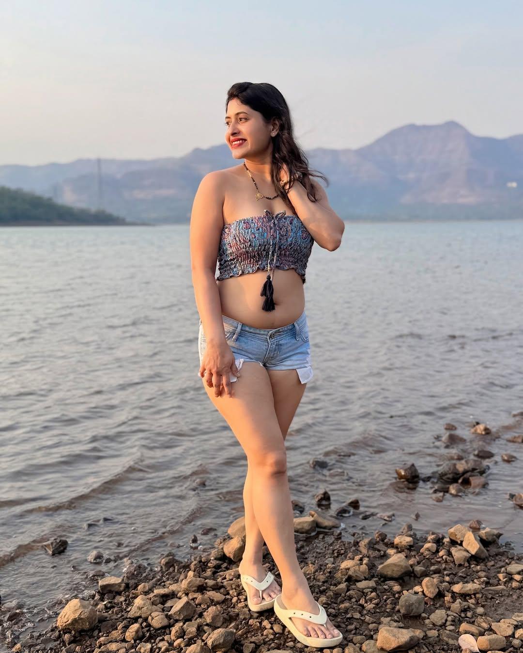 Renu Aunty Hot HD Photos Pics Gallery Telugu Mallu Tollywood Bollywood South Actress - Gallery 2