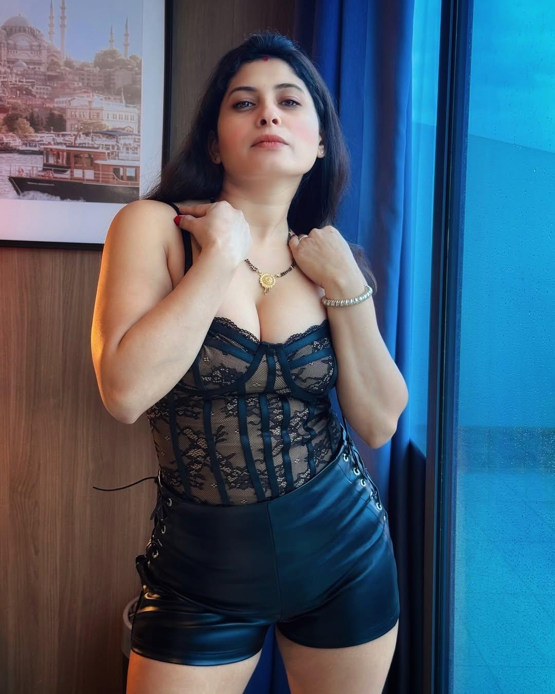 Renu Aunty Hot HD Photos Pics Gallery Telugu Mallu Tollywood Bollywood South Actress - Gallery 2