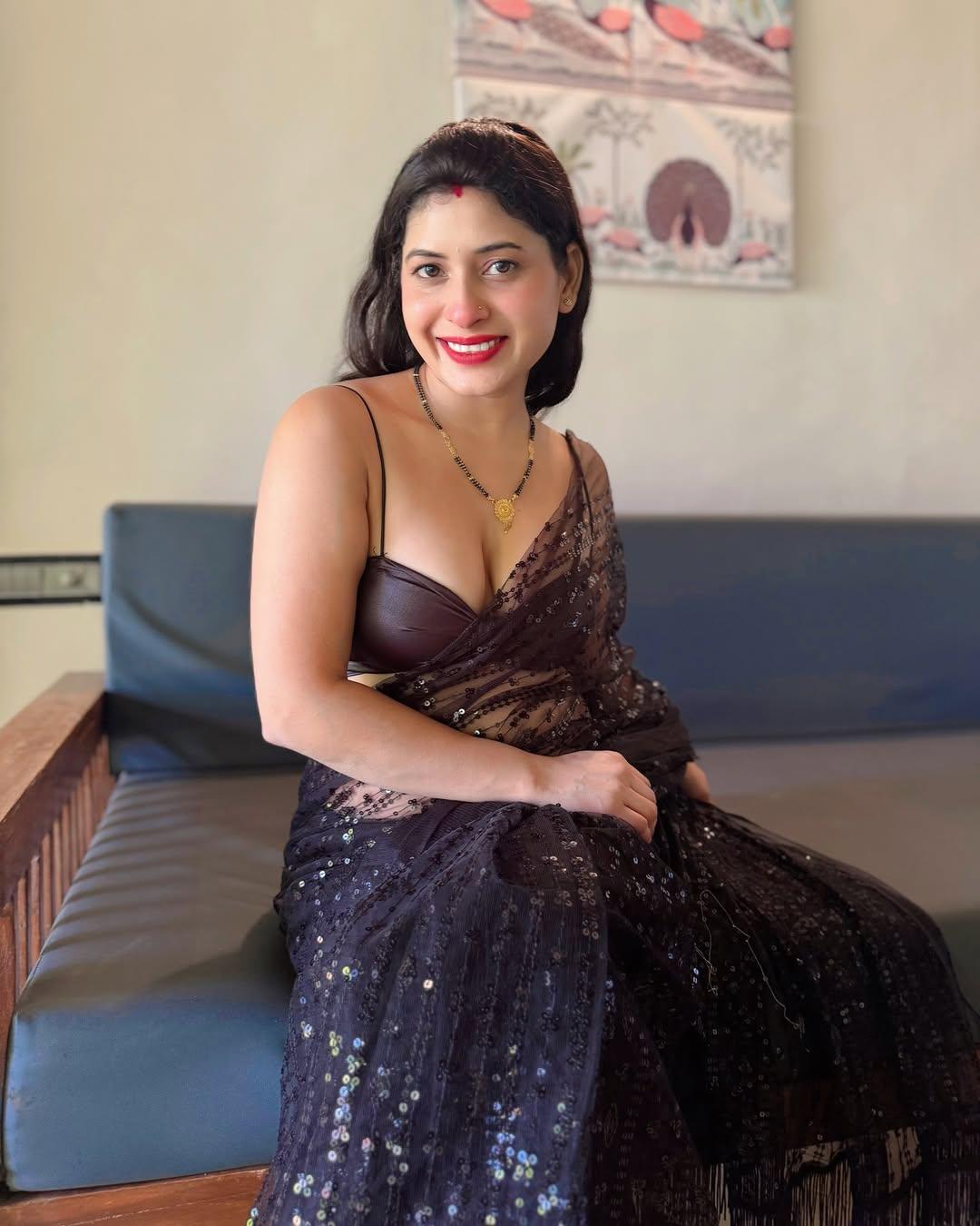 Renu Aunty Hot HD Photos Pics Gallery Telugu Mallu Tollywood Bollywood South Actress - Gallery 2